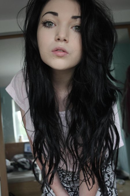 Девушка с чёрными волосами