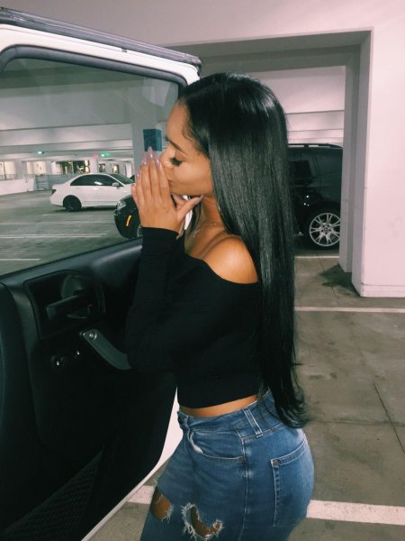 Девушка с чёрными волосами