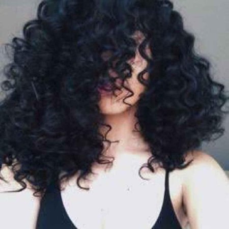 Девушка с черными кудрявыми волосами