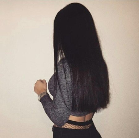 Девушка с длинными черными волосами