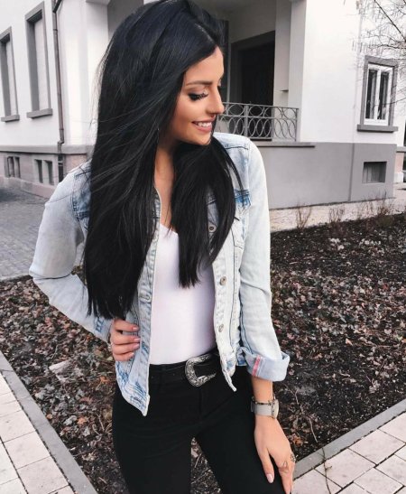 Девушка с чёрными волосами