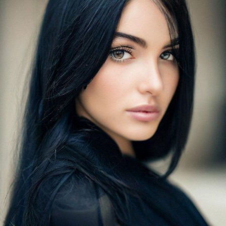 Красивая брюнетка