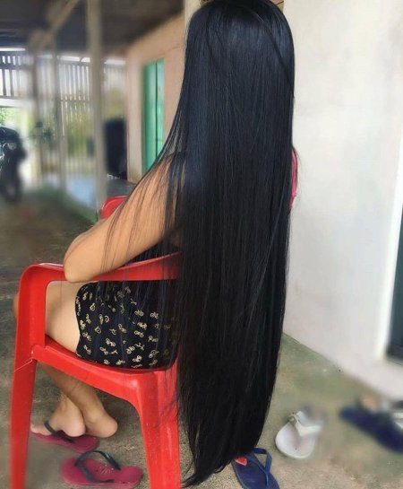 Девушка с длинными черными волосами