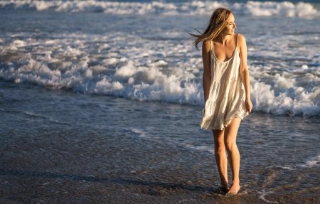 Красивые девушки на море