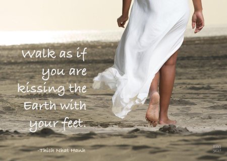 Девушка идет по берегу моря