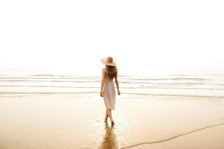 Девушка идет по берегу моря