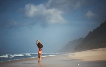 Девушка бежит