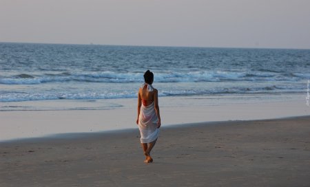 Девушка идет по пляжу