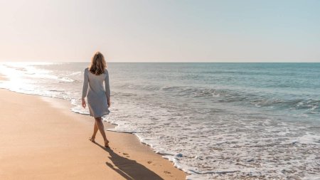 Девушка гуляет по пляжу