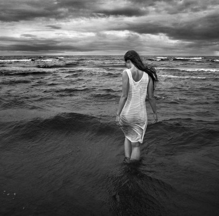 Девушка на берегу