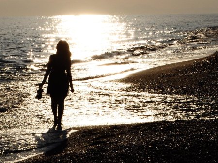 Девушка на берегу моря