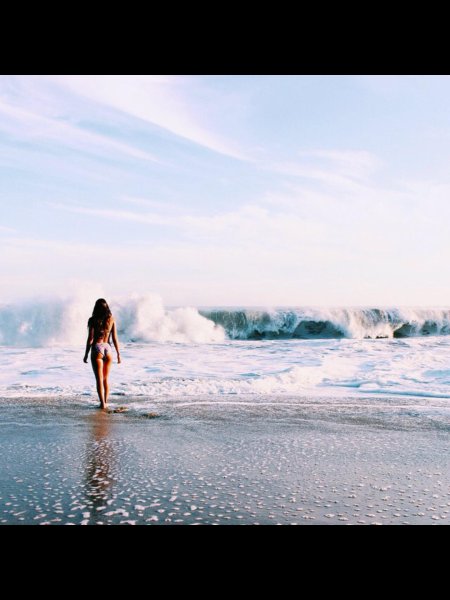 Девушка в океане