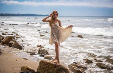 Девушка на берегу моря