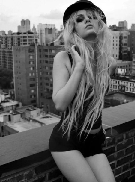 Тейлор Момсен