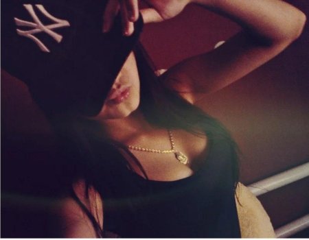 Брюнетка в бейсболке