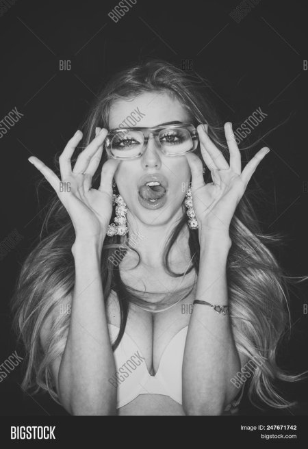 Девушка в очках