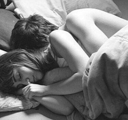 В постели обнимку