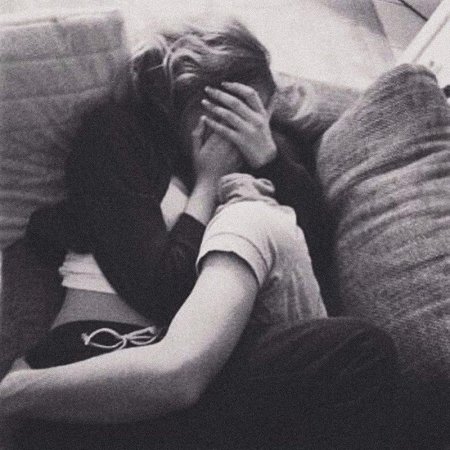 Парень с девушкой обнимаются без лица