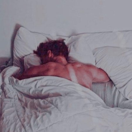 Парень в постели