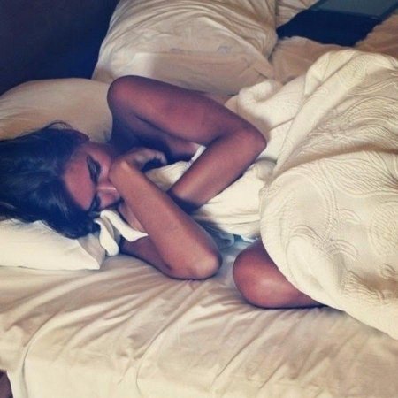 Девушки брюнетки на кровати