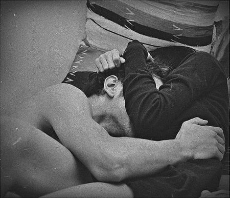 Парень и девушка в кровати