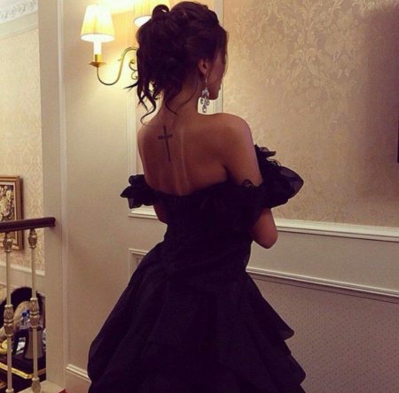 Девушка в платье CJ cgtys