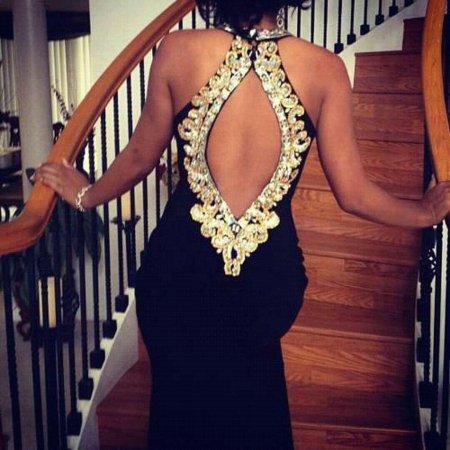 Девушка в платье со спины