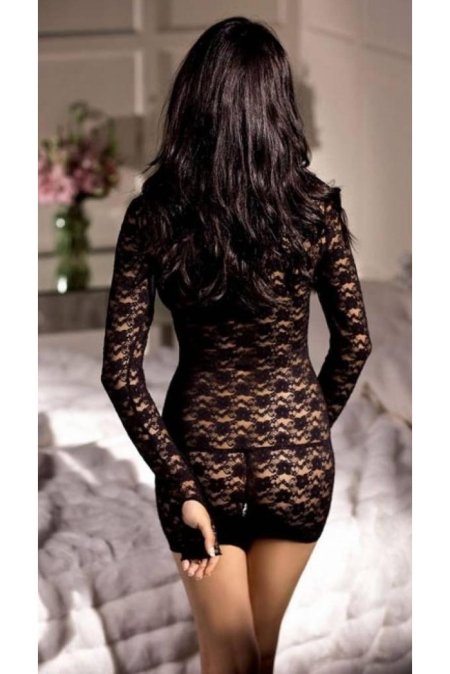 Девушка в платье со свиры