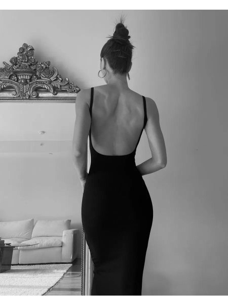 Женское длинное платье с открытой спиной