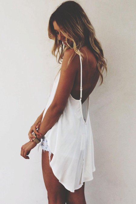 Девушка в платье со свиры