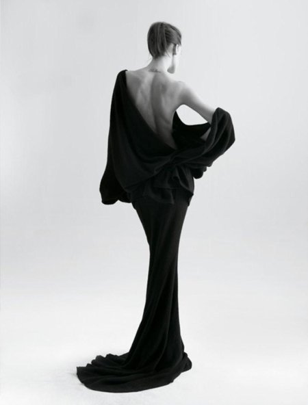 Девушка в черном платье со спины