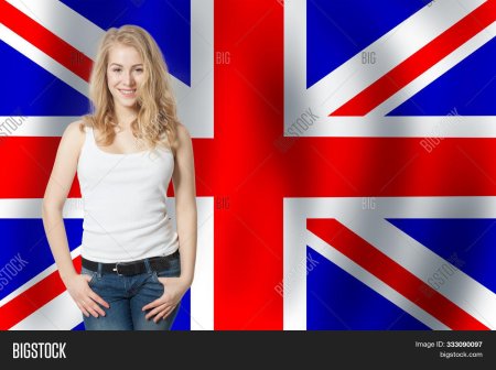 Люди на фоне флага Великобритании