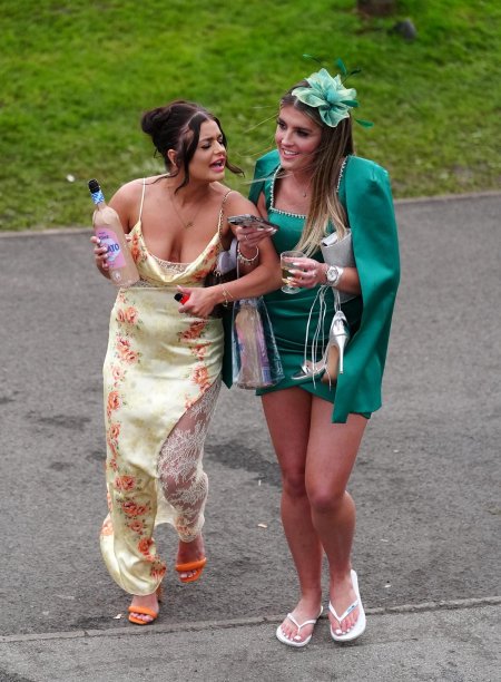 Пьяные леди на скачках в англии