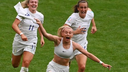 Хлоя Келли футбол