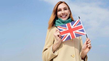 Девушка с английским флагом