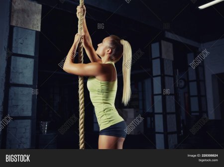 Девочка лезет по канату