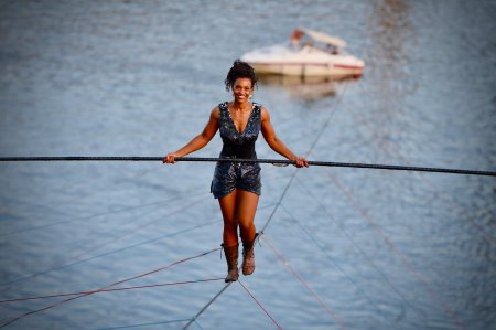 Девушка на канате