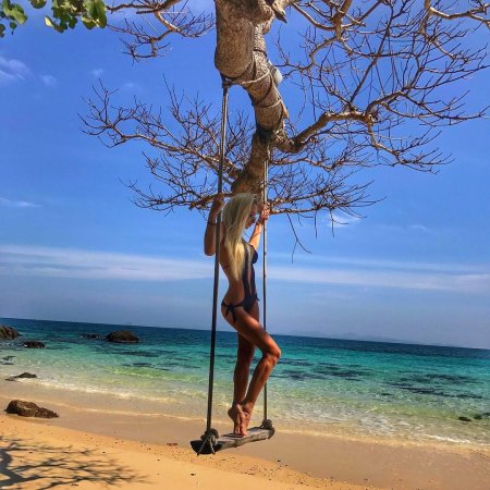 Девушка на качелях