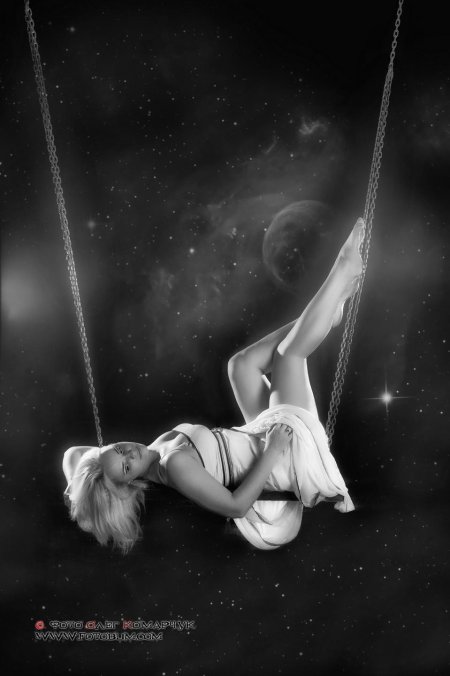 Девушка на качелях