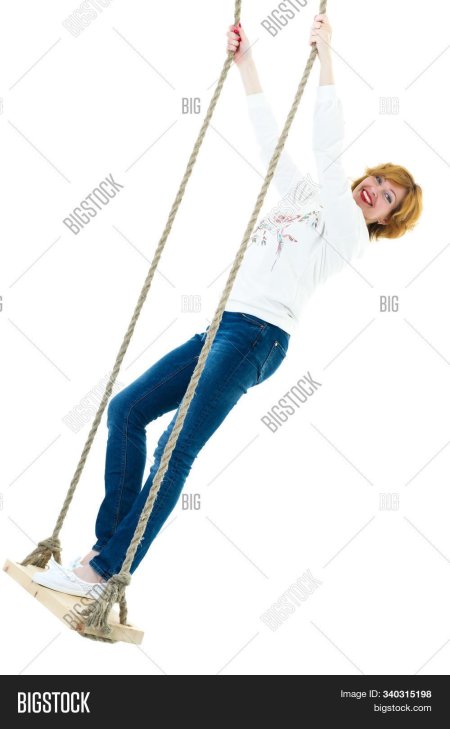 Женщина на качелях
