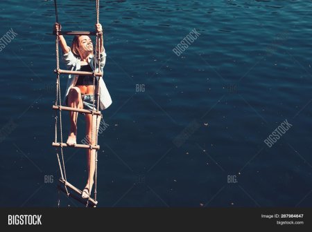 Девочка на веревочной лестнице