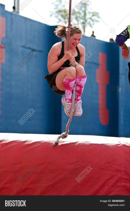 Девушка висит