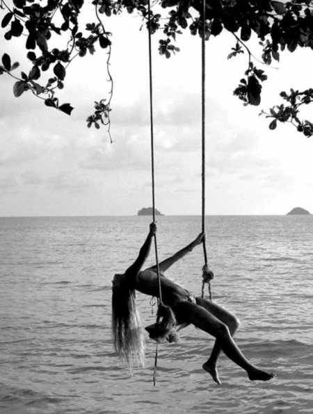 Девушка на качелях