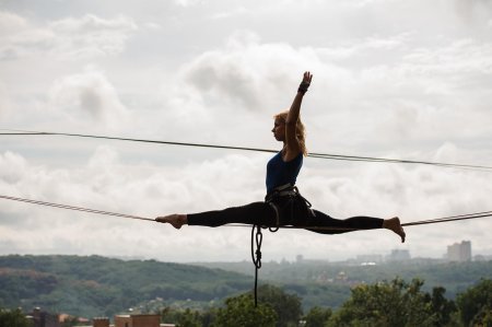 Девушка на канате