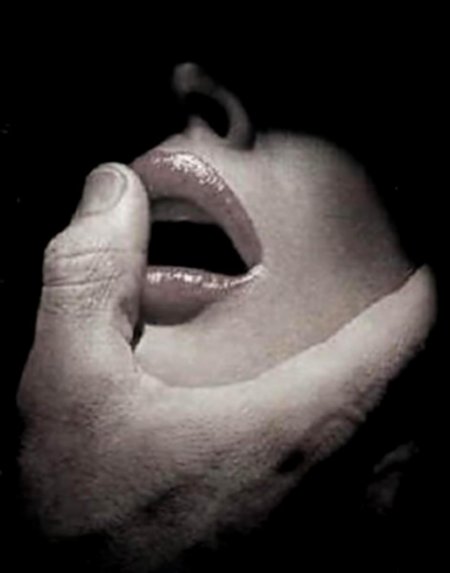 Мужской палец на губах