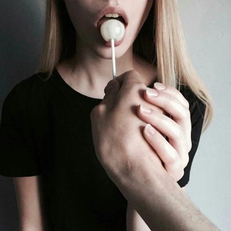 Девушка с Чупа чупсом во рту