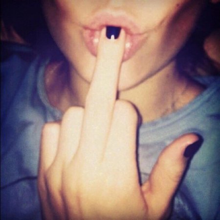 Средний палец девушки