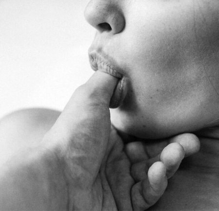 Палец в рот