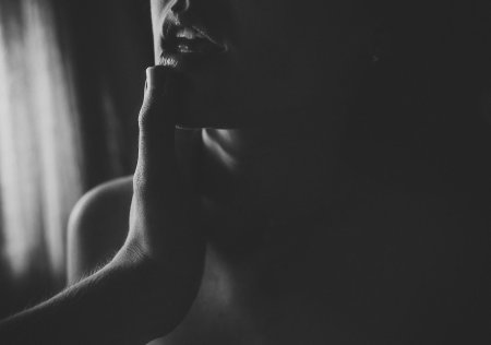 Мужские пальцы во рту