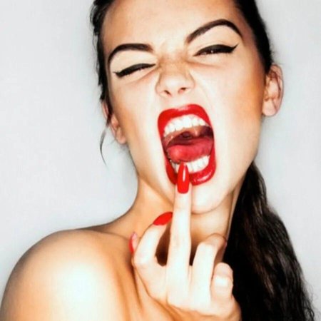 Средний палец во рту